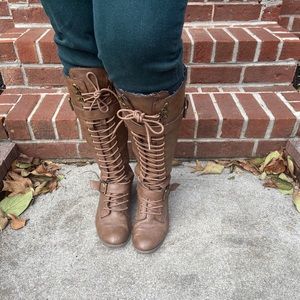 Lace-up brown boots